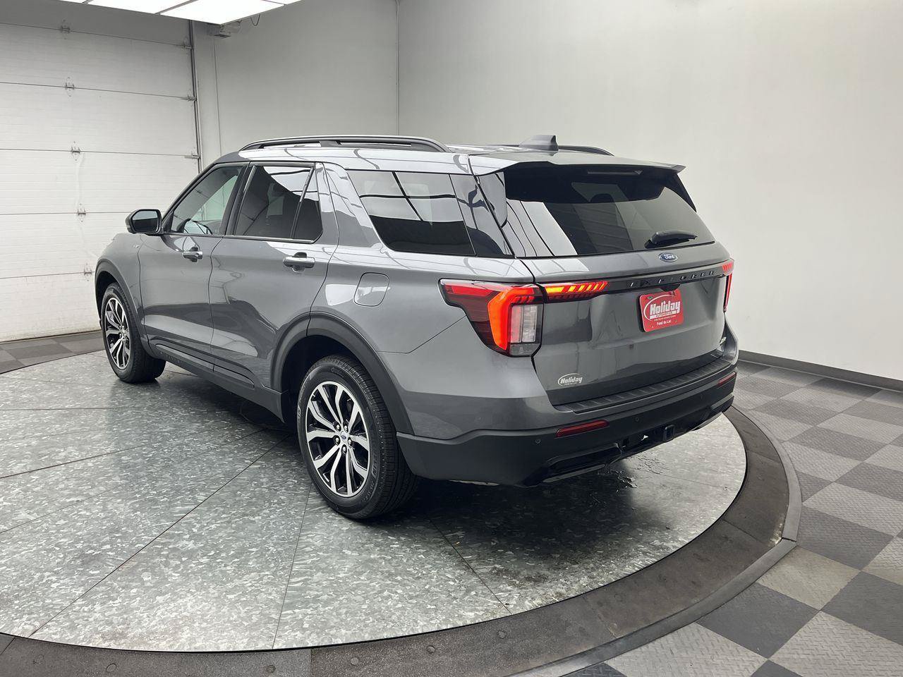 Certified 2025 Ford Explorer ST-Line AWD/4WD image 2