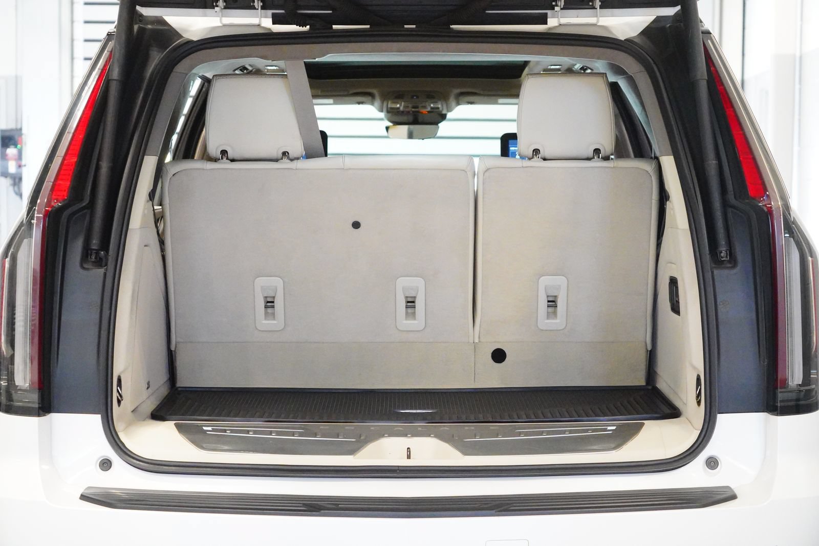 Used 2021 Cadillac Escalade Premium Luxury Platinum w/ Heavy-Duty Trailer Package AWD/4WD image 33