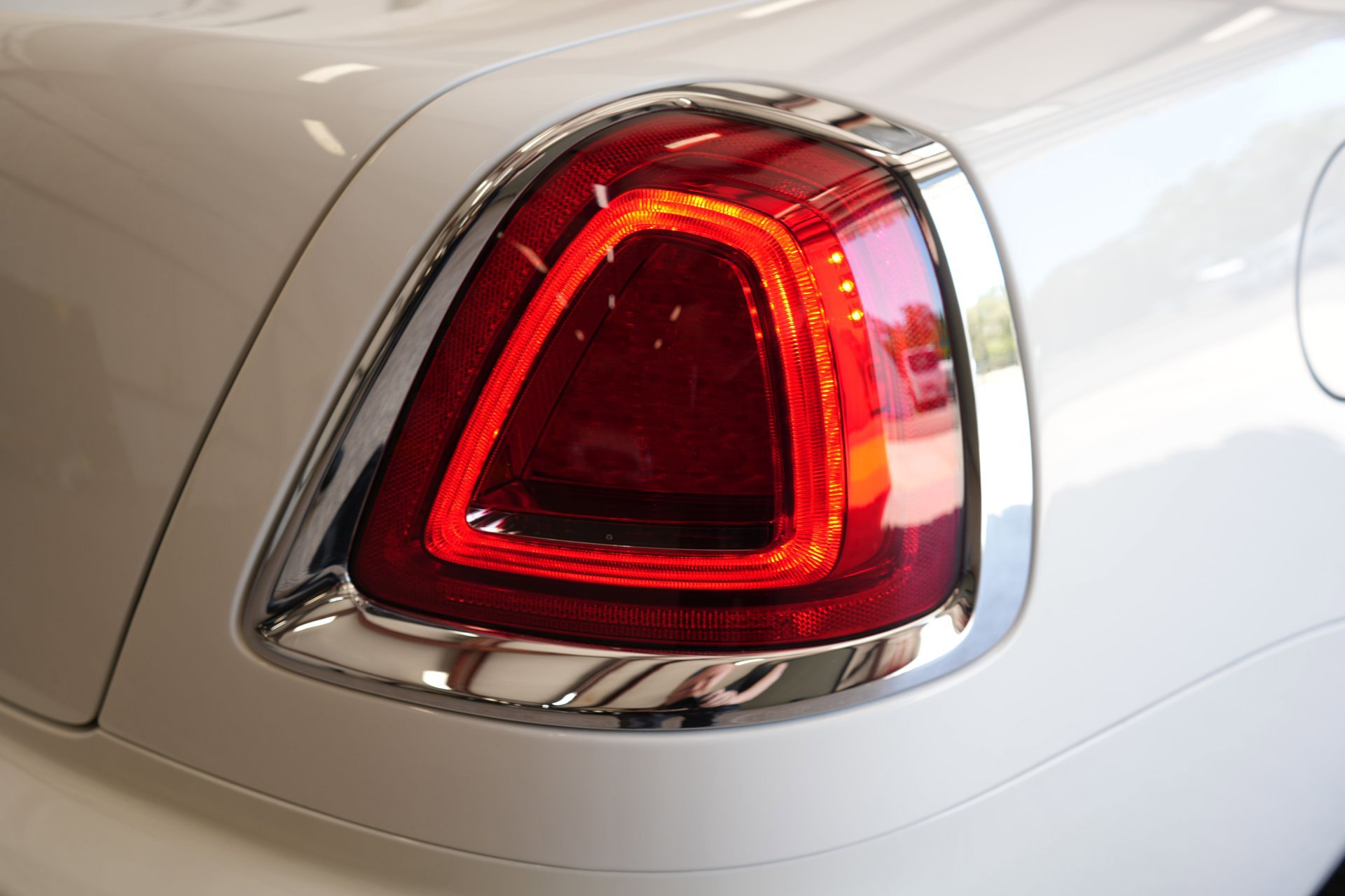 Used 2017 Rolls-Royce Dawn image 39
