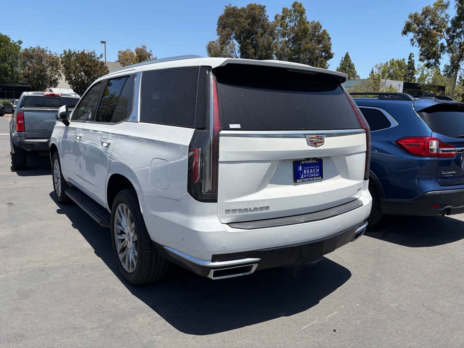 Used 2021 Cadillac Escalade Premium Luxury AWD/4WD image 4