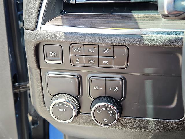 Certified 2025 Chevrolet Suburban LT RWD image 14
