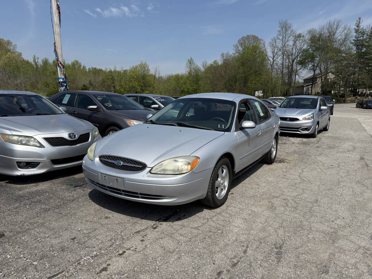 Used 2003 Ford Taurus SE FWD image 2