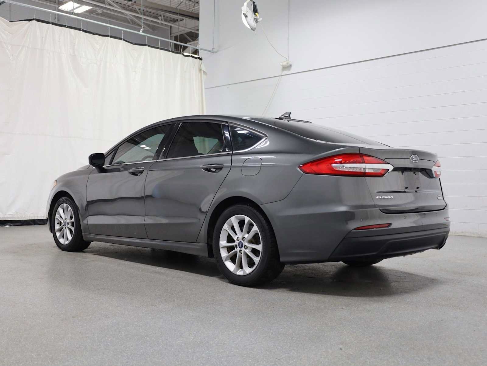 Used 2019 Ford Fusion SE FWD image 3