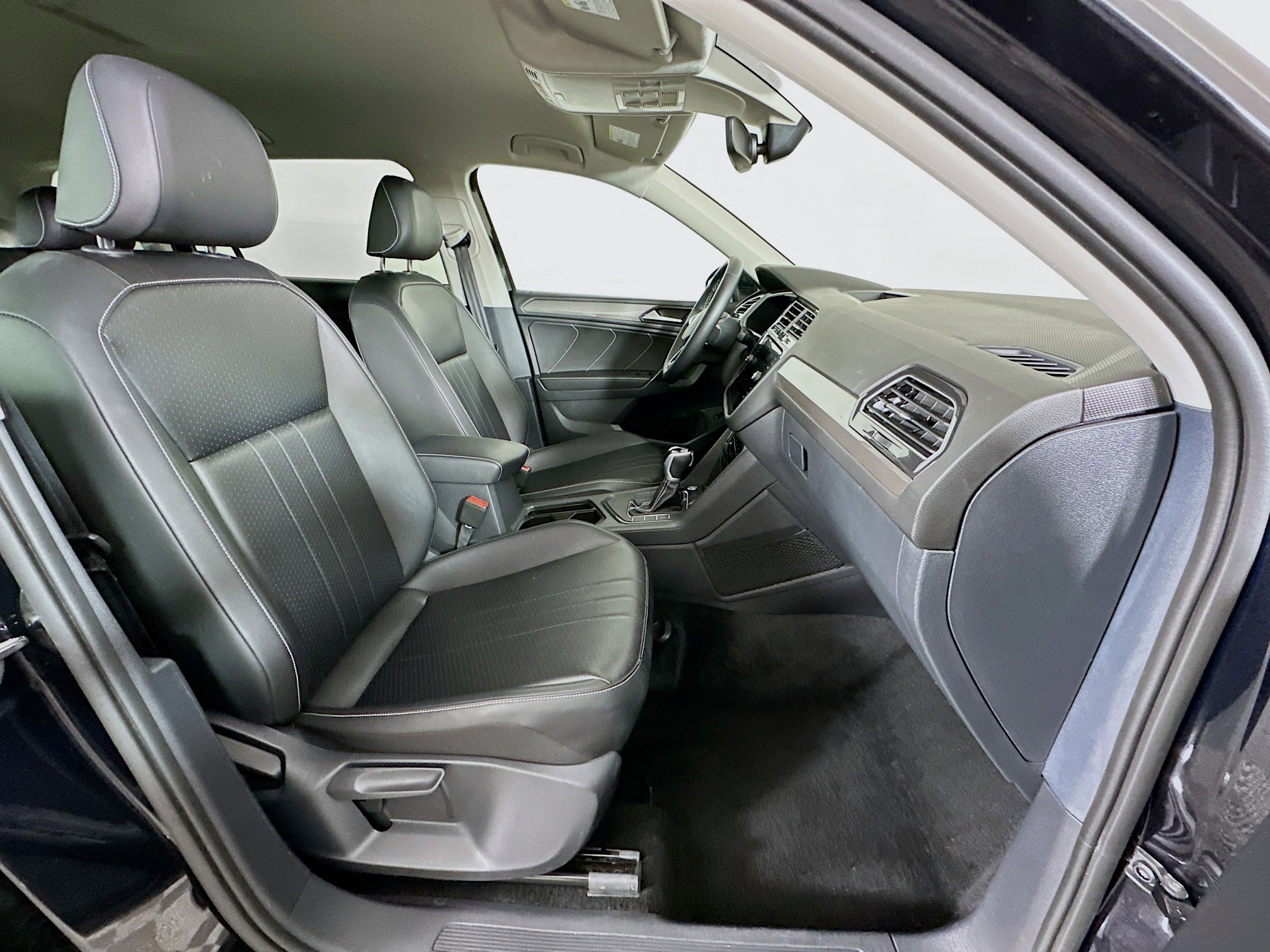 Used 2024 Volkswagen Tiguan SE FWD image 30