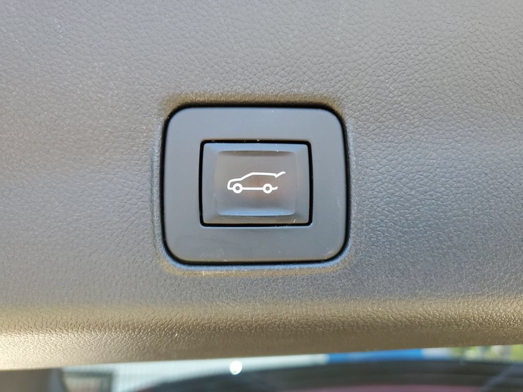 Used 2023 Chevrolet TrailBlazer RS w/ Sun and Liftgate Package FWD image 11