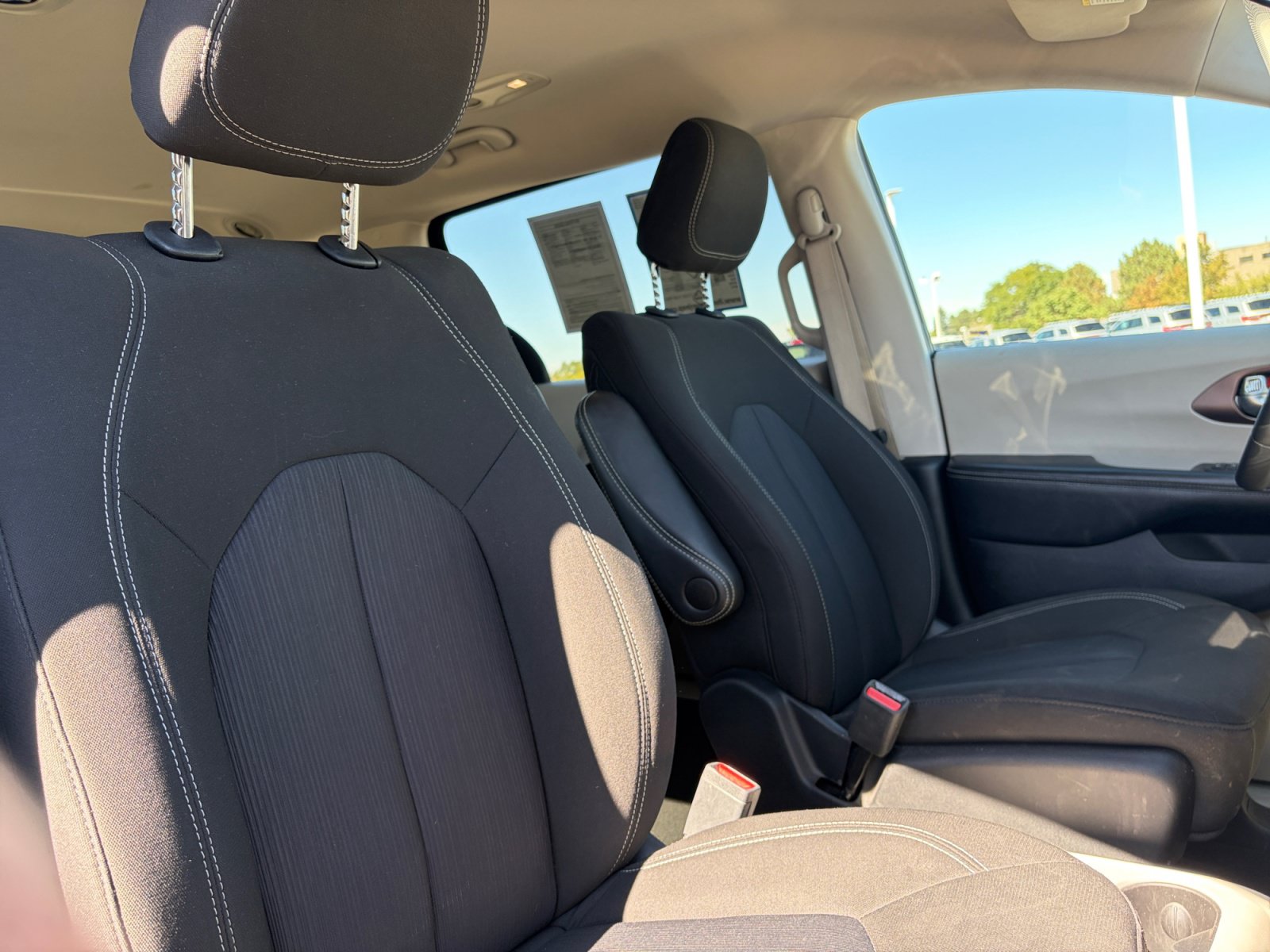Used 2022 Chrysler Voyager LX FWD image 29