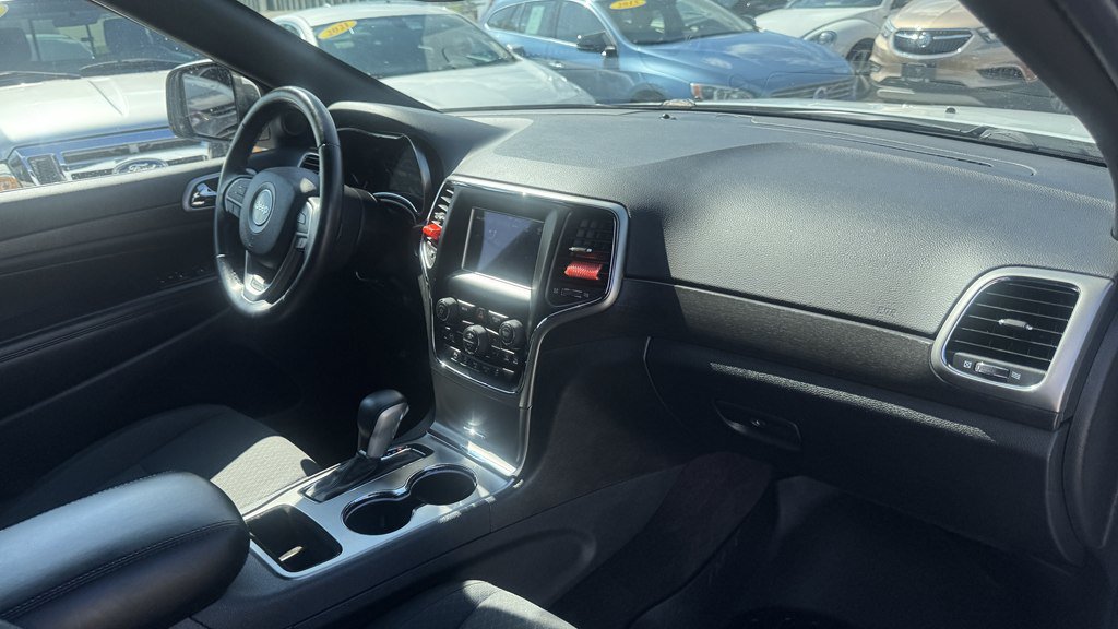 Used 2018 Jeep Grand Cherokee Laredo AWD/4WD image 27