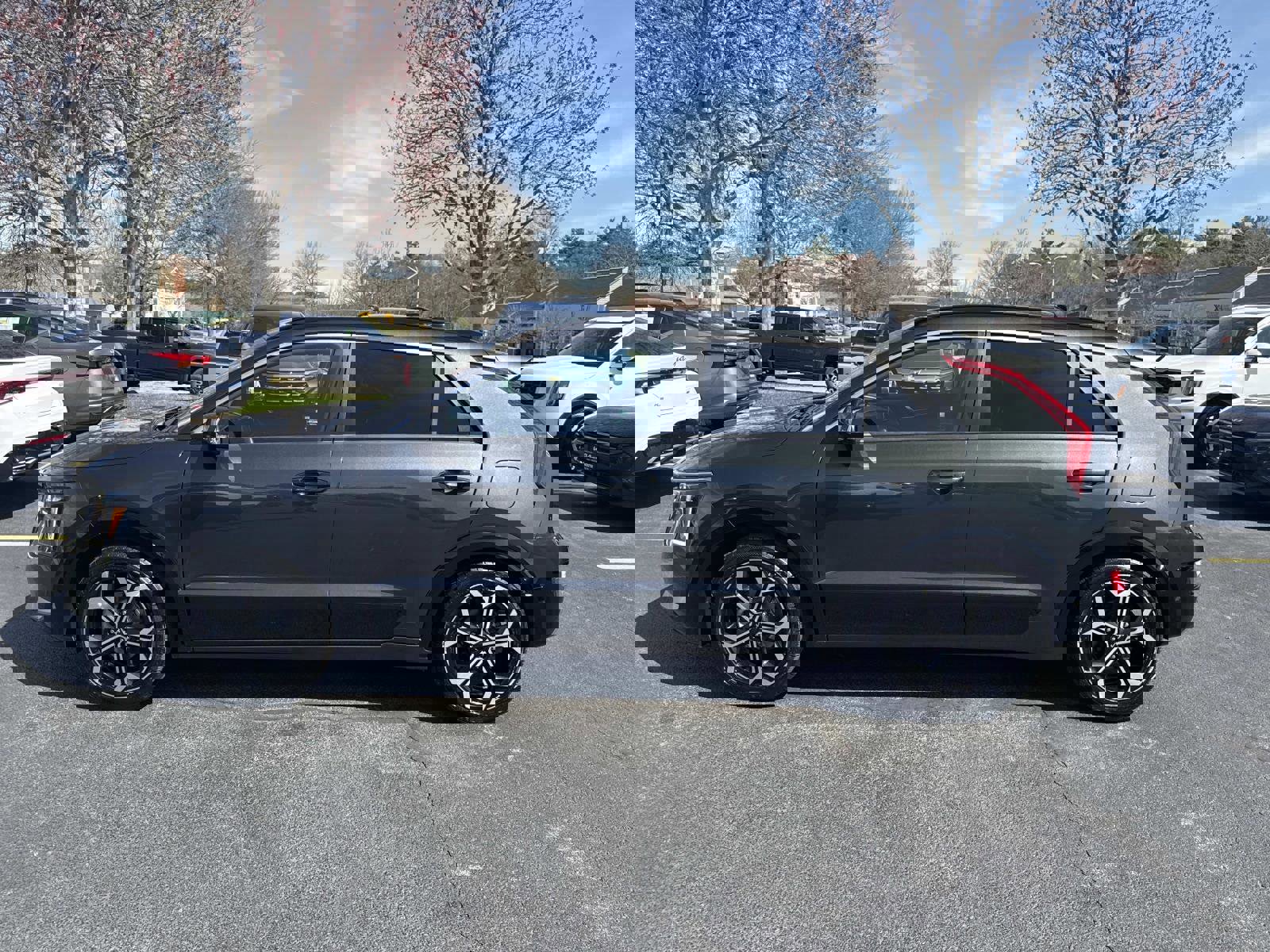 Used 2023 Kia Niro EX Touring image 2