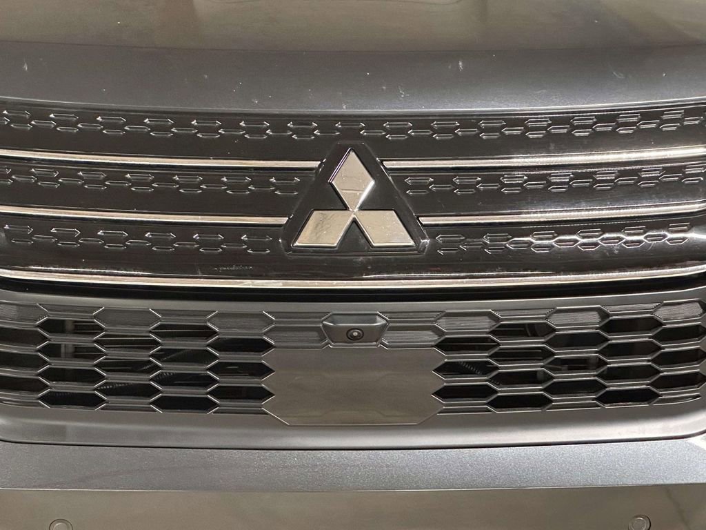 Used 2024 Mitsubishi Outlander SE image 9