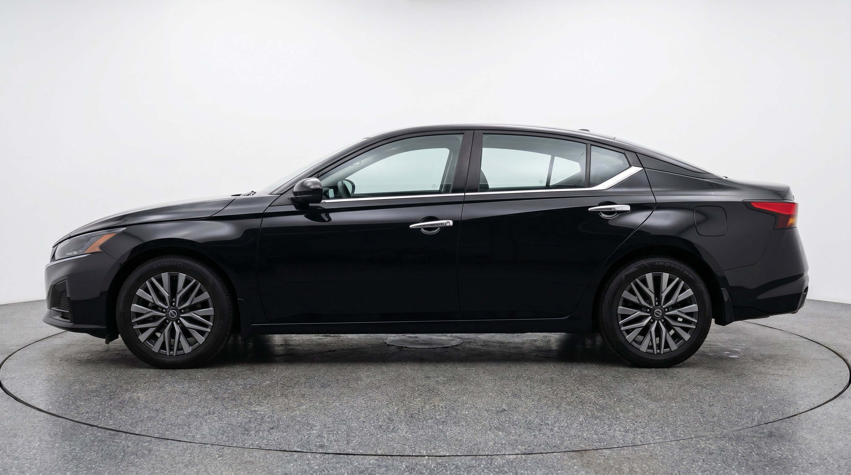 Used 2025 Nissan Altima 2.5 SV FWD image 5