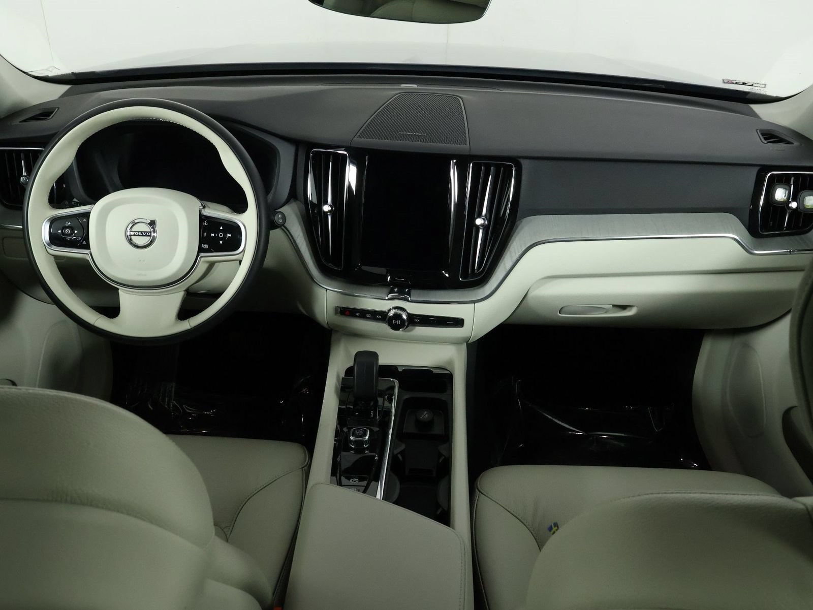 Certified 2024 Volvo XC60 T8 Plus w/ Climate Package AWD/4WD image 7
