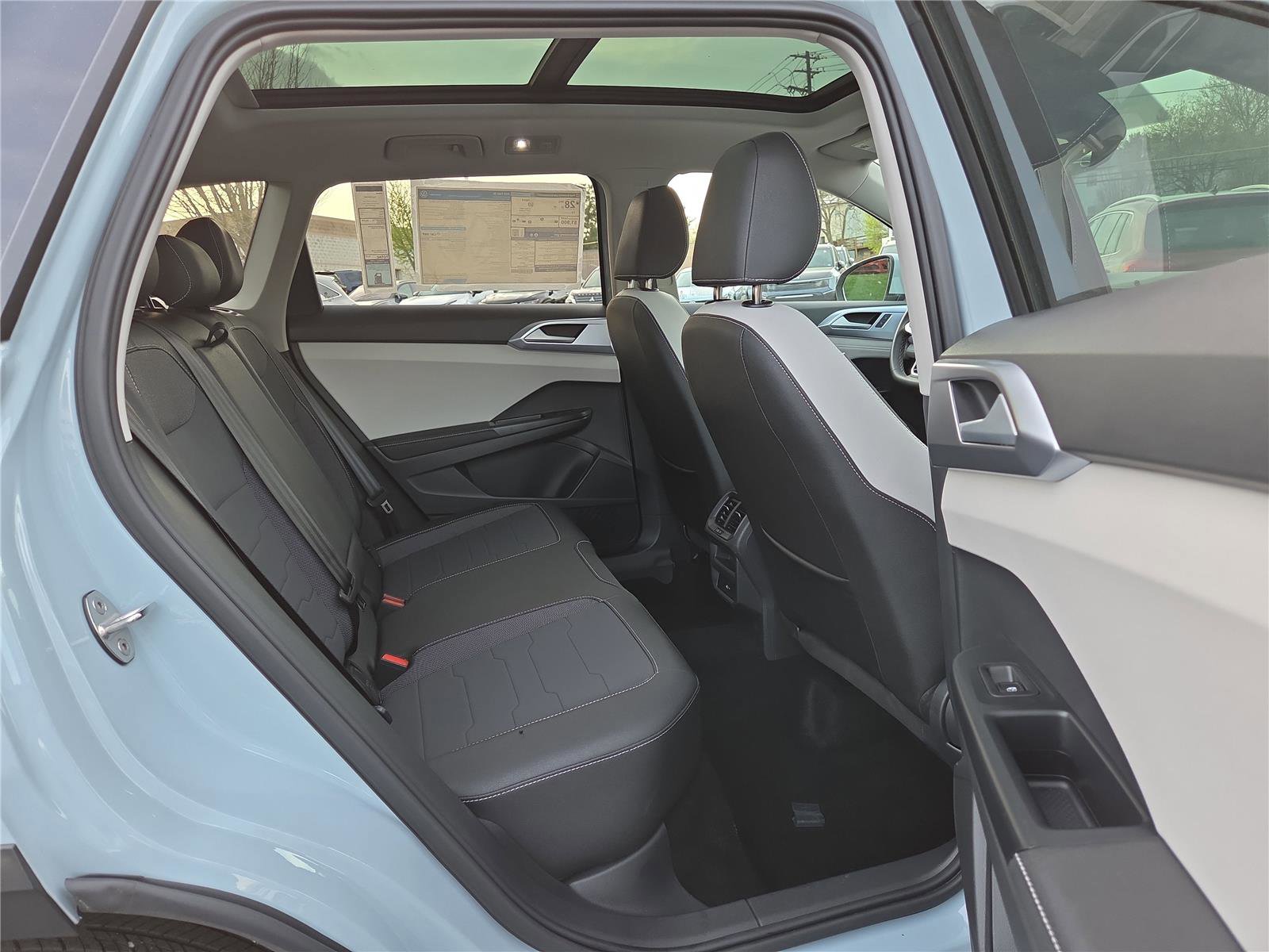 Used 2025 Volkswagen Taos SE w/ Panoramic Sunroof Package image 27