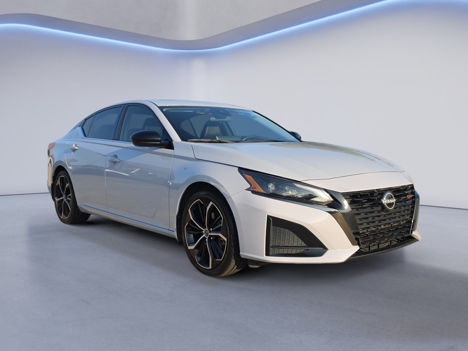 Used 2023 Nissan Altima 2.5 SR w/ SR Premium Package FWD image 2