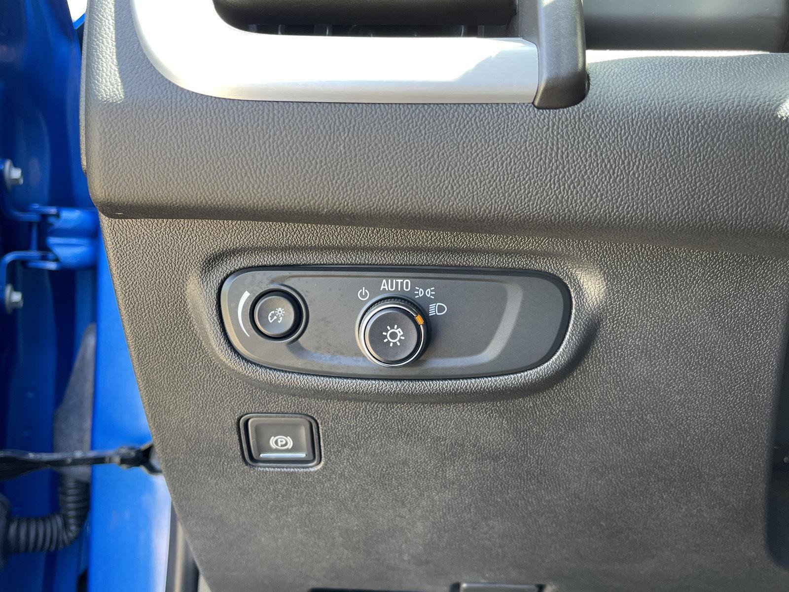 Used 2024 GMC Terrain SLE w/ Driver Convenience Package FWD image 17