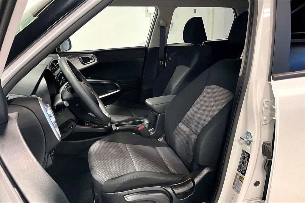Used 2025 Kia Soul LX image 32