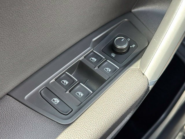 Used 2018 Volkswagen Tiguan SEL AWD/4WD image 27