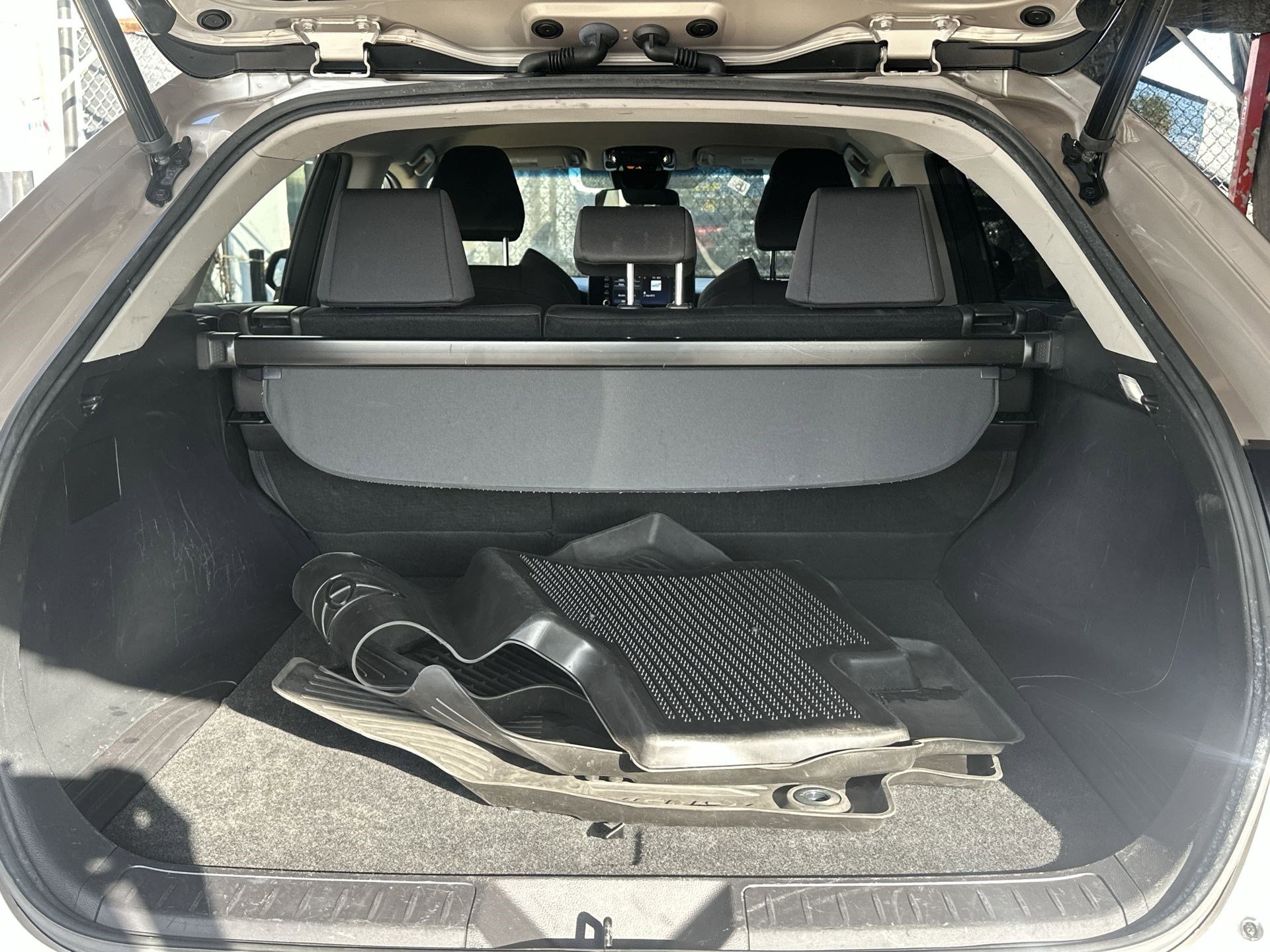 Used 2022 Toyota Venza LE image 23