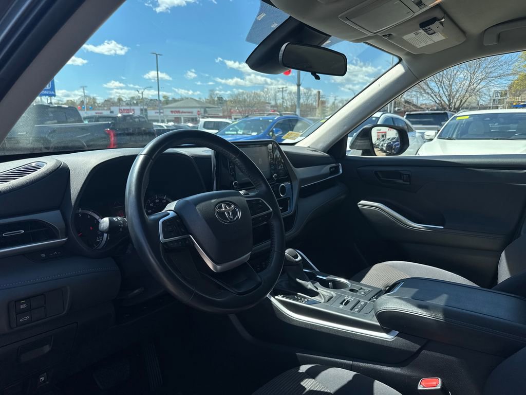 Used 2022 Toyota Highlander LE AWD/4WD image 13