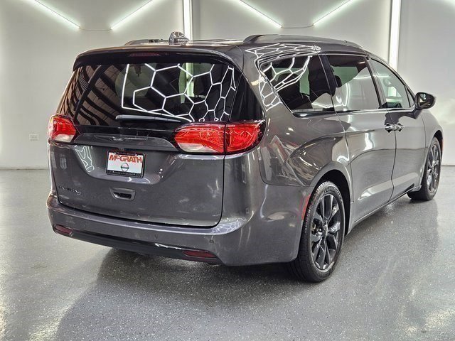 Used 2020 Chrysler Pacifica Touring-L w/ S Appearance Package image 4