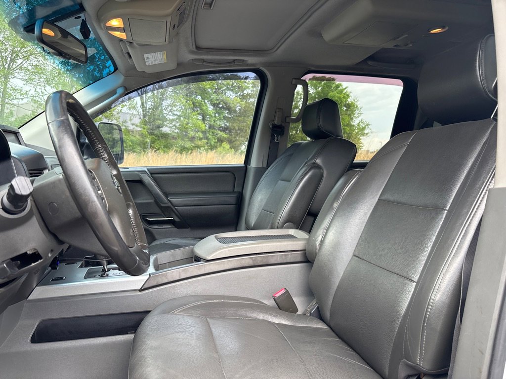 Used 2007 Nissan Titan LE w/ Nissan Navigation Pkg RWD image 9