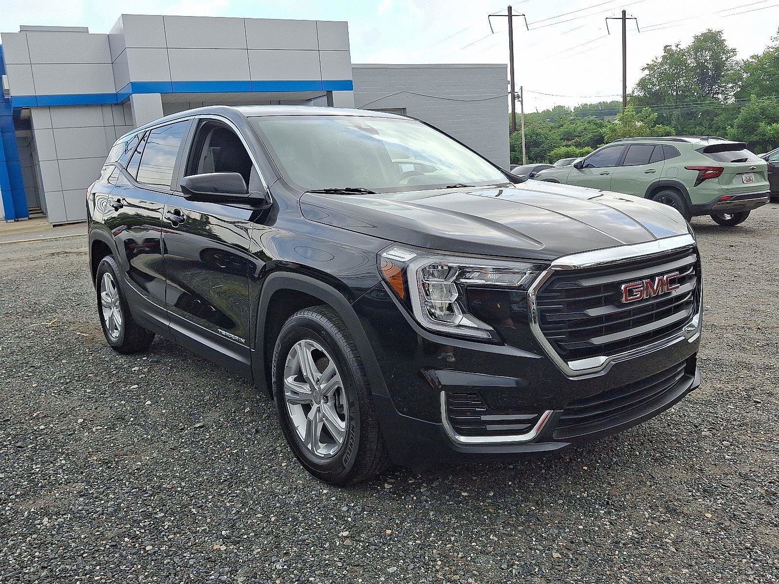 Used 2024 GMC Terrain SLE image 3