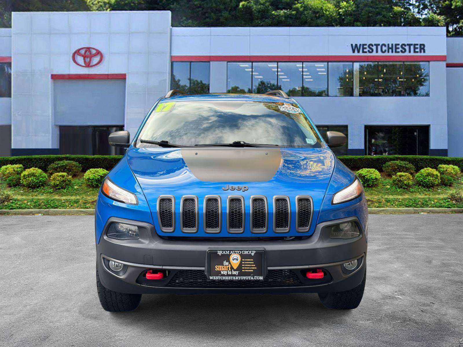 Used 2017 Jeep Cherokee Trailhawk image 2