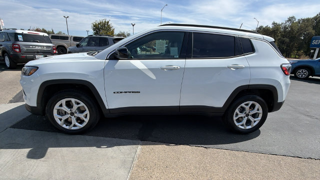 Used 2025 Jeep Compass Latitude AWD/4WD image 7