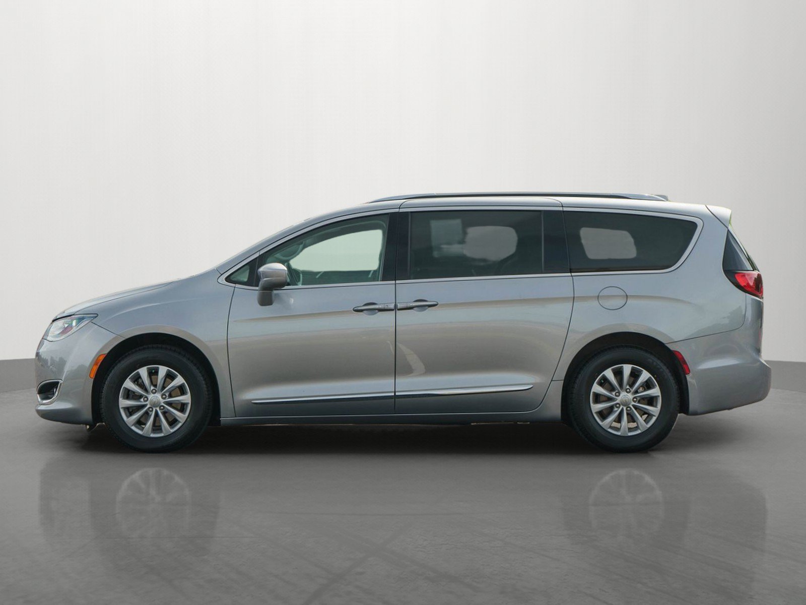 Used 2019 Chrysler Pacifica Touring-L FWD image 4
