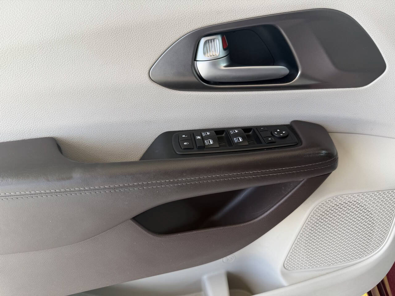 Used 2017 Chrysler Pacifica Touring-L Plus FWD image 8
