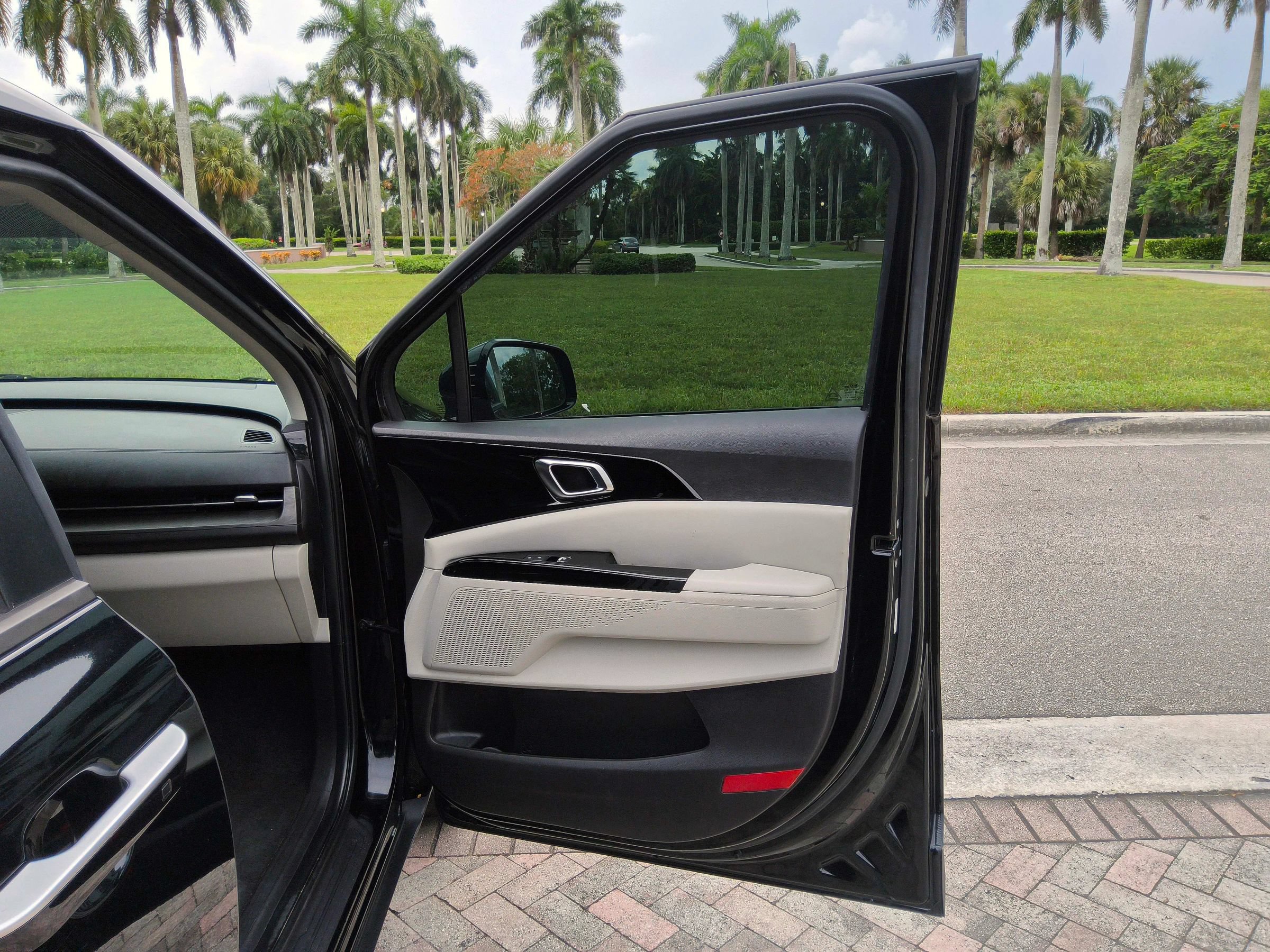 Used 2022 Kia Carnival EX FWD image 41