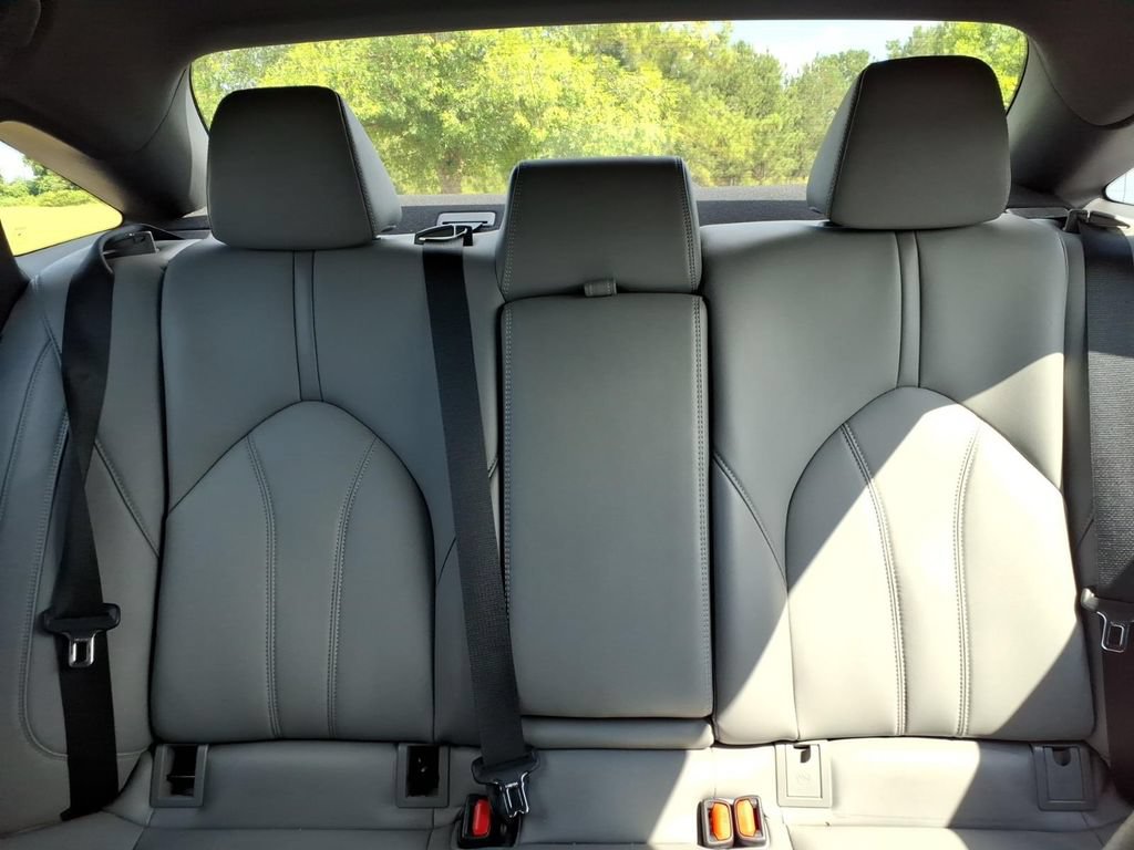 Used 2021 Toyota Avalon XLE w/ Moonroof Package FWD image 15