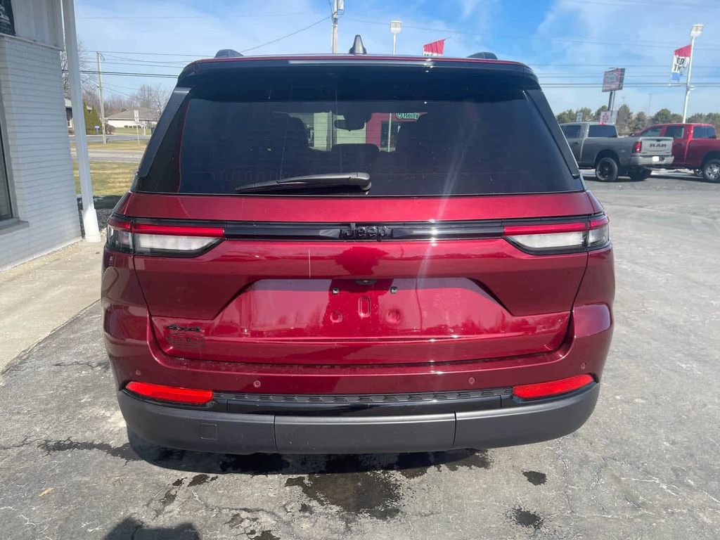 Used 2024 Jeep Grand Cherokee Altitude image 4
