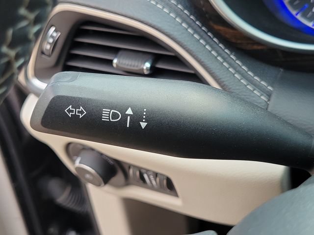 Used 2023 Chrysler Pacifica Limited FWD image 10