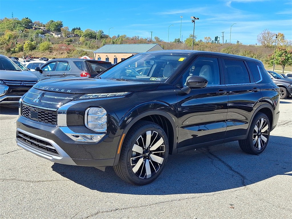 New 2025 Mitsubishi Outlander SE image 2