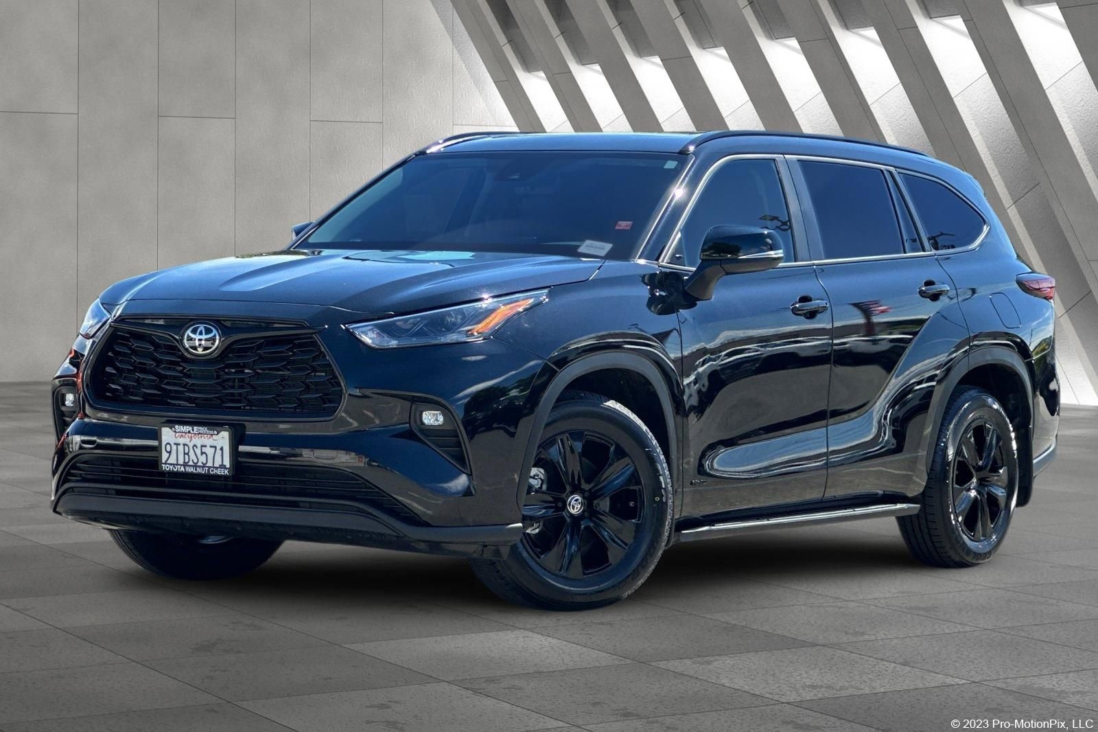Certified 2025 Toyota Highlander XLE image 1