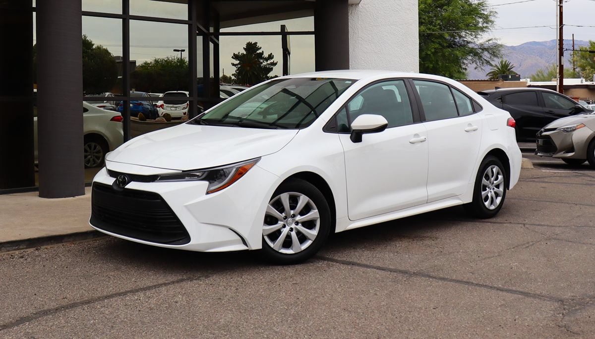 Used 2023 Toyota Corolla LE FWD image 2