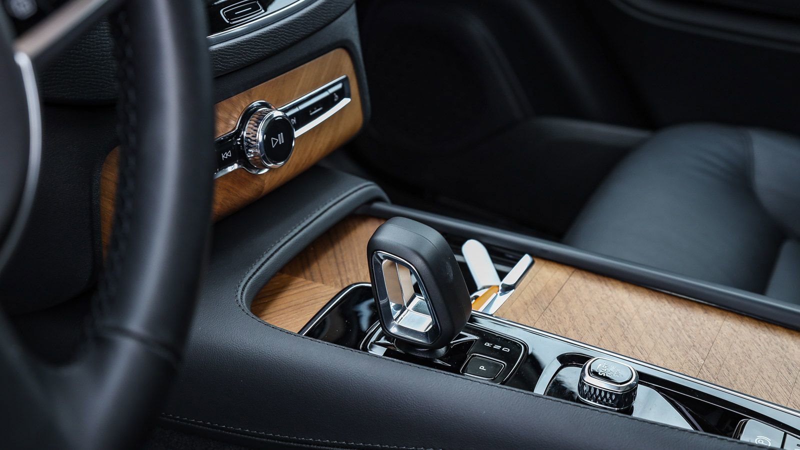 Used 2025 Volvo XC90 B6 Plus image 22