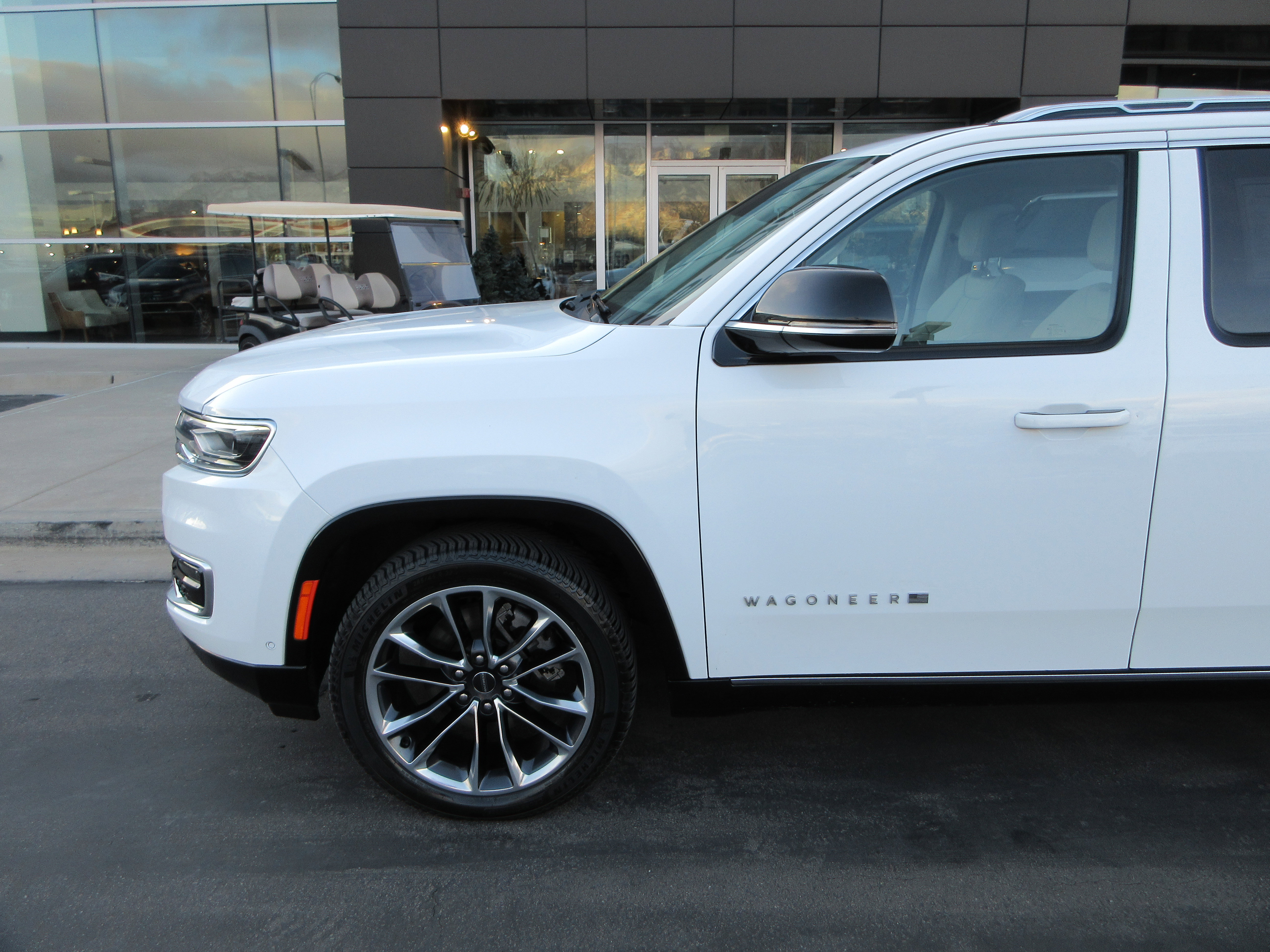 Used 2023 Jeep Wagoneer L Series III w/ Premium Group I image 2