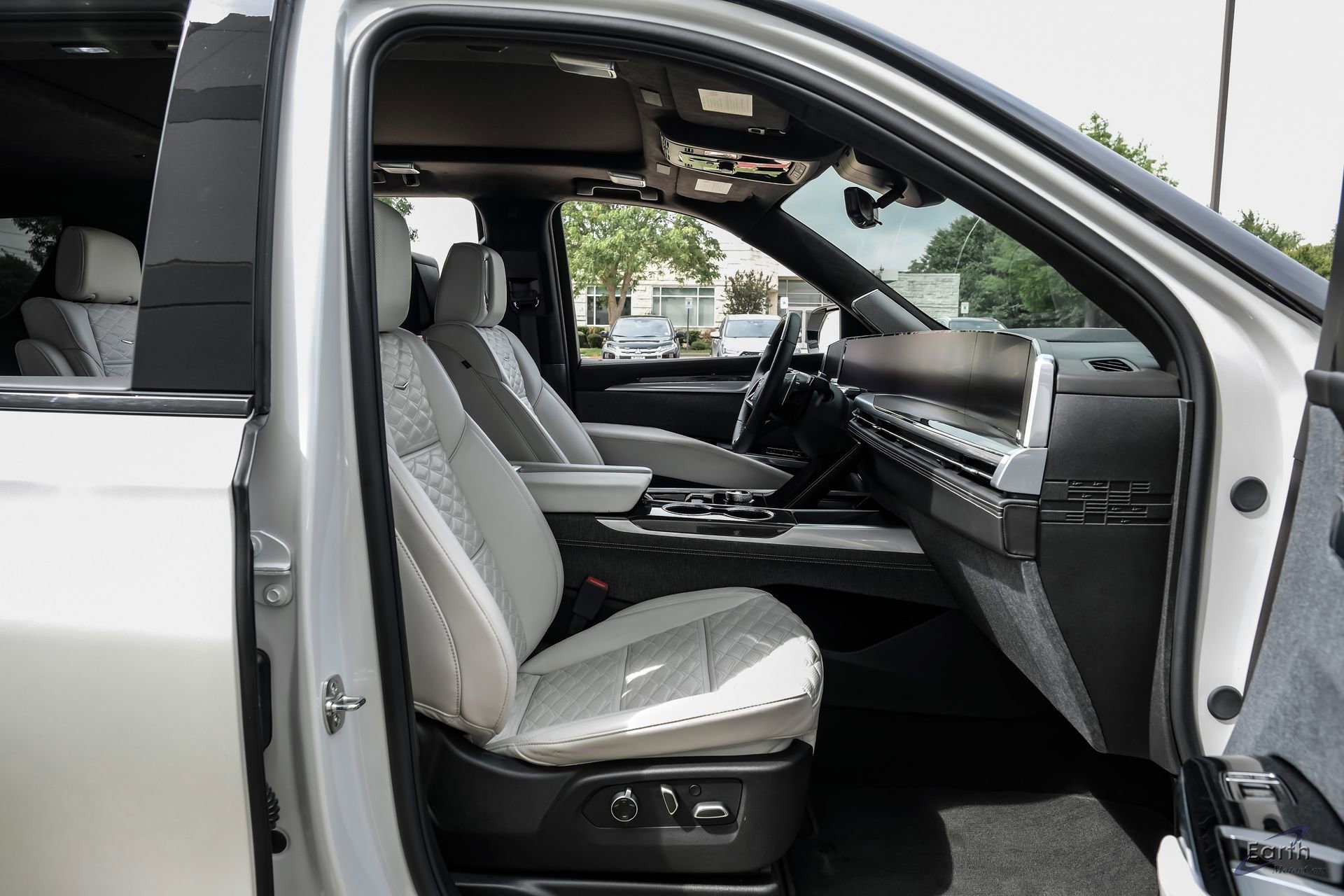 Used 2025 Cadillac Escalade V w/ LPO, ONYX Package AWD/4WD image 48