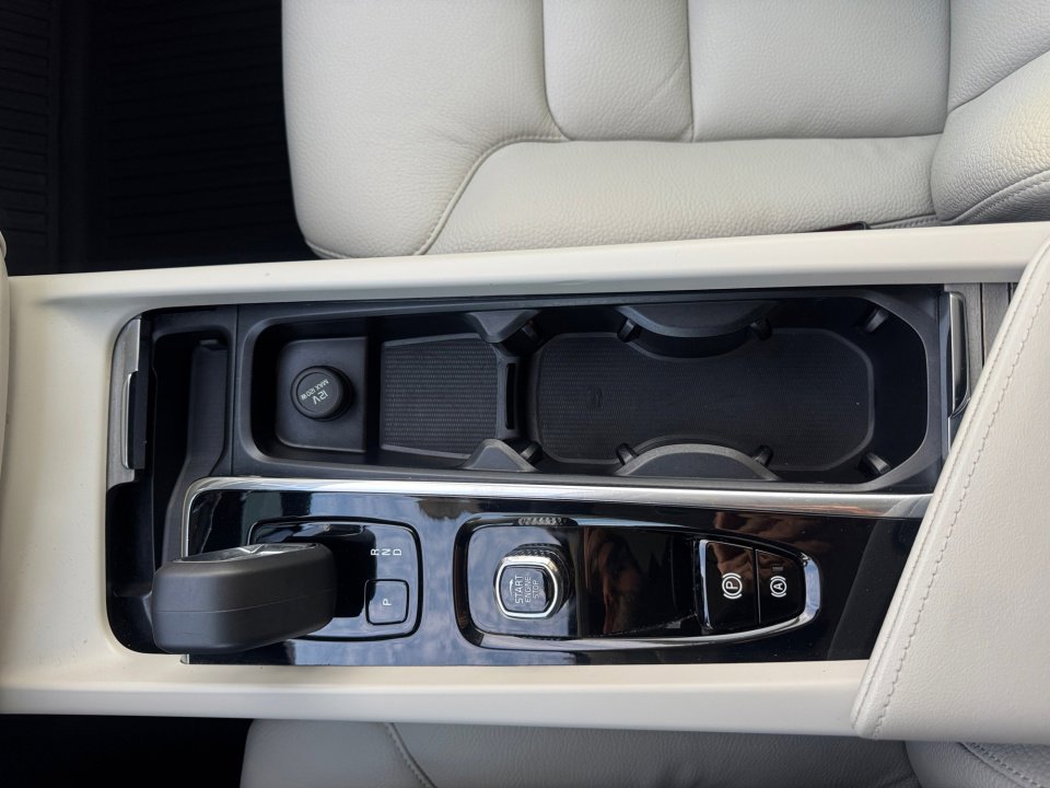 Used 2023 Volvo XC60 T8 Plus w/ Protection Package Premier image 24