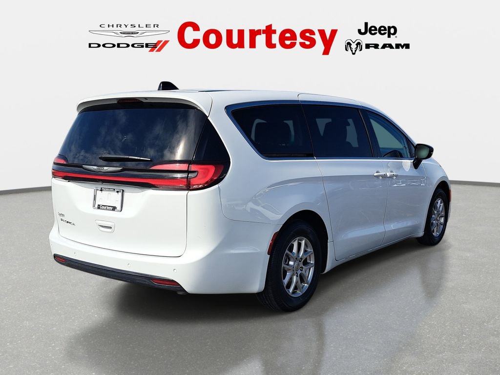 Used 2024 Chrysler Pacifica Touring-L image 4