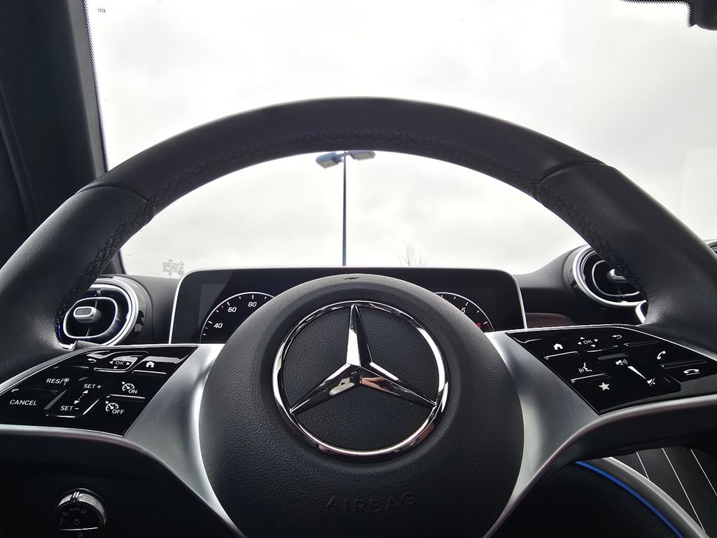 Used 2025 Mercedes-Benz GLC 300 4MATIC image 28