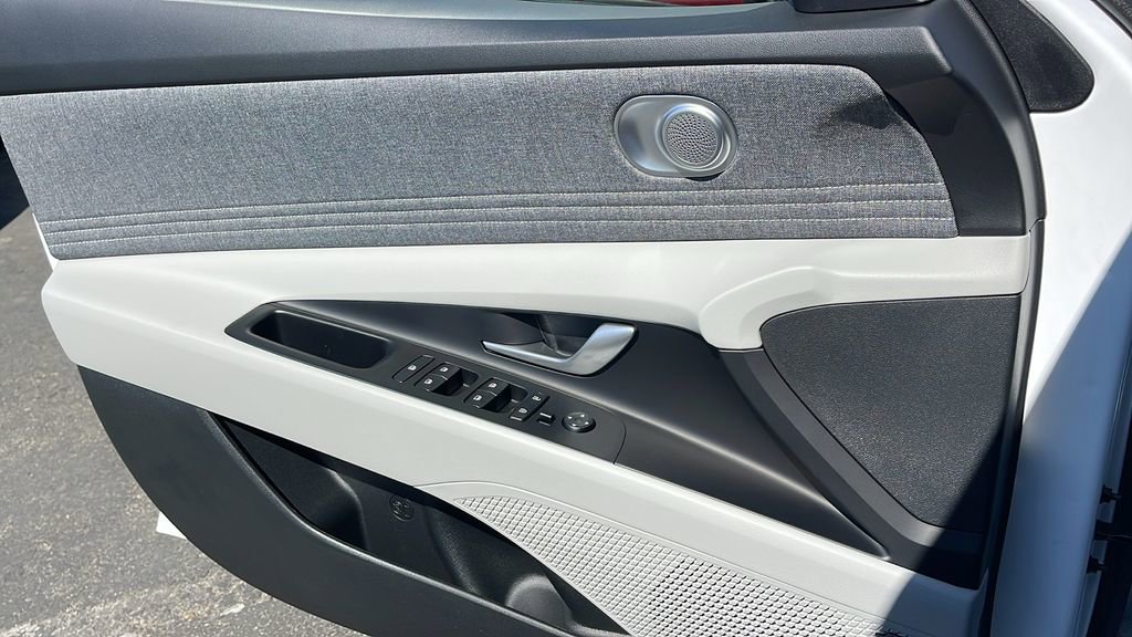 New 2025 Hyundai Elantra Limited image 26