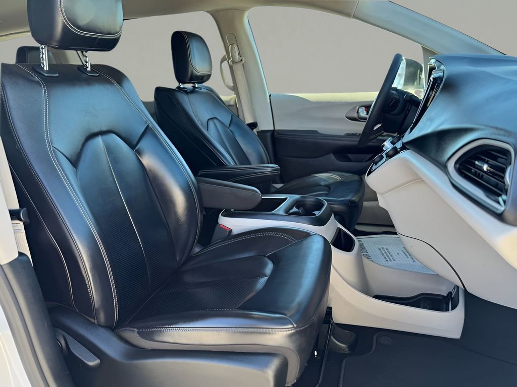 Used 2023 Chrysler Pacifica Touring-L image 18