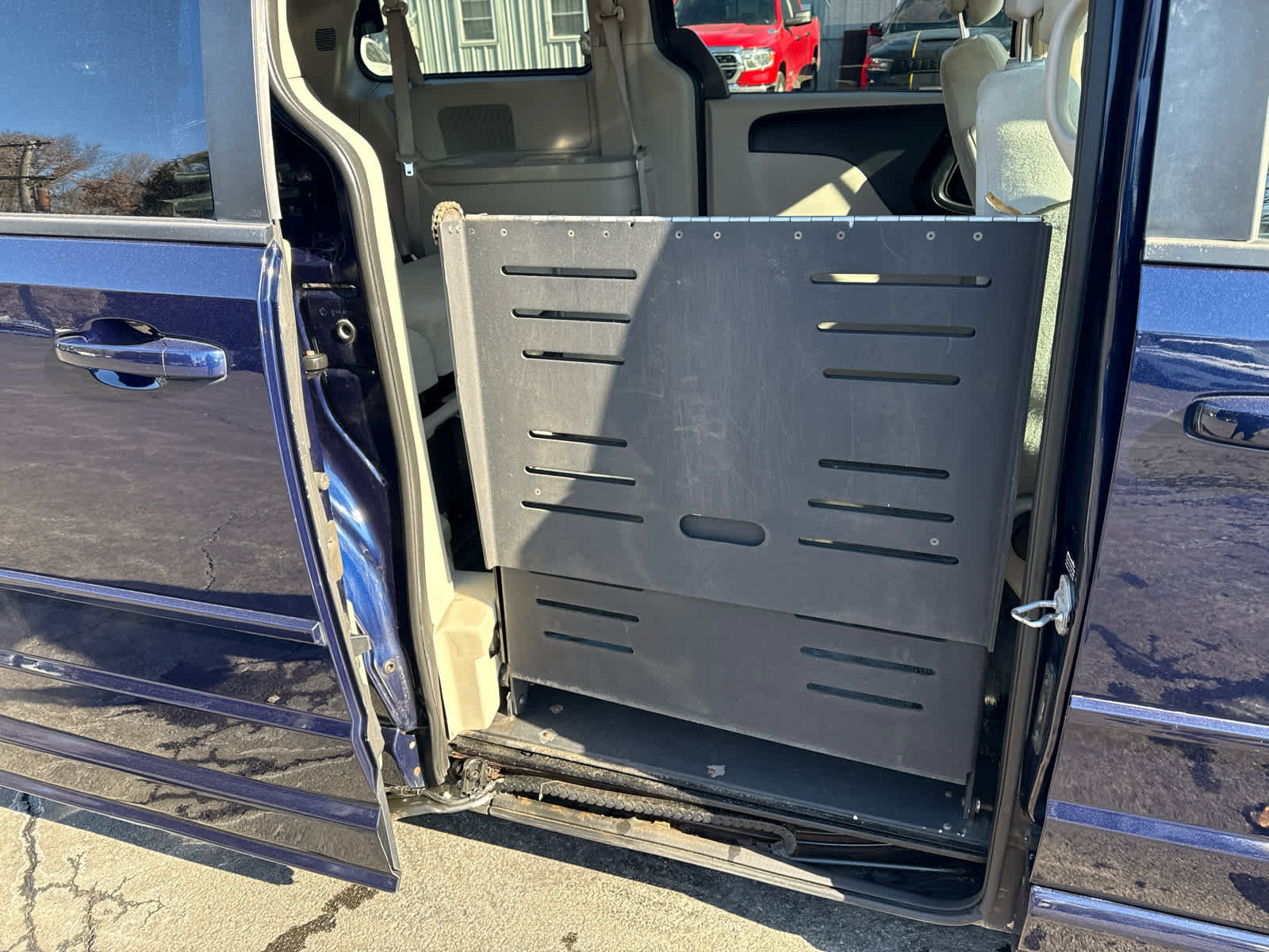 Used 2012 Dodge Grand Caravan SXT image 14