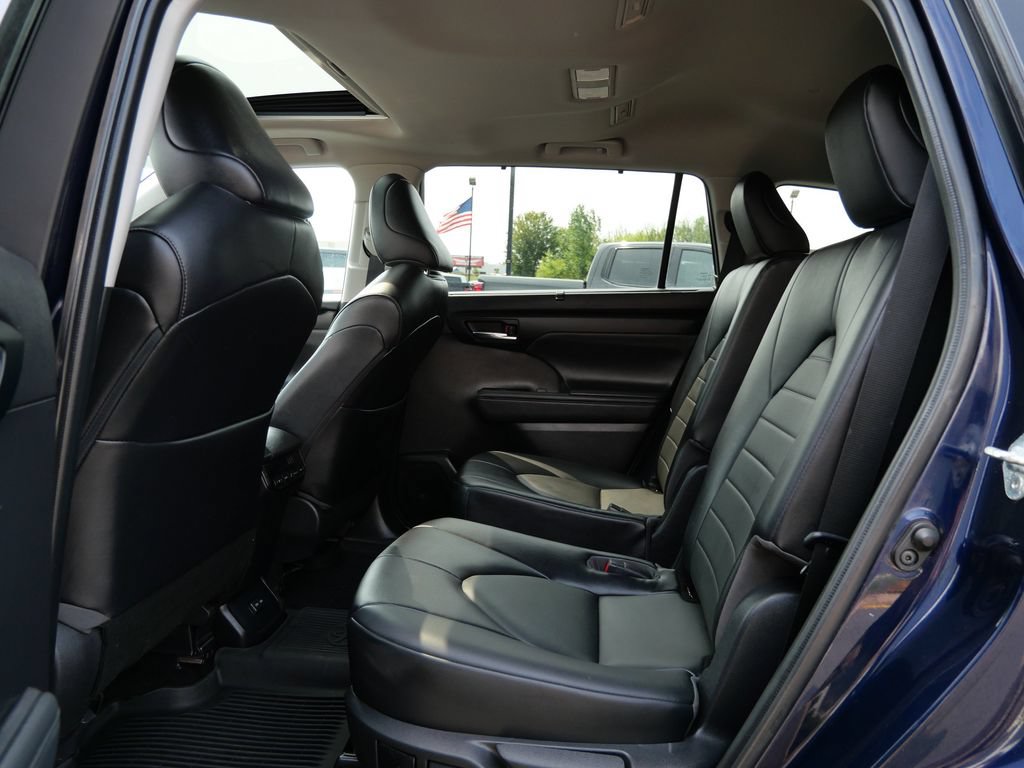 Used 2022 Toyota Highlander XLE AWD/4WD image 17