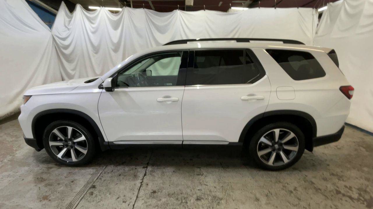Used 2023 Honda Pilot Touring image 5