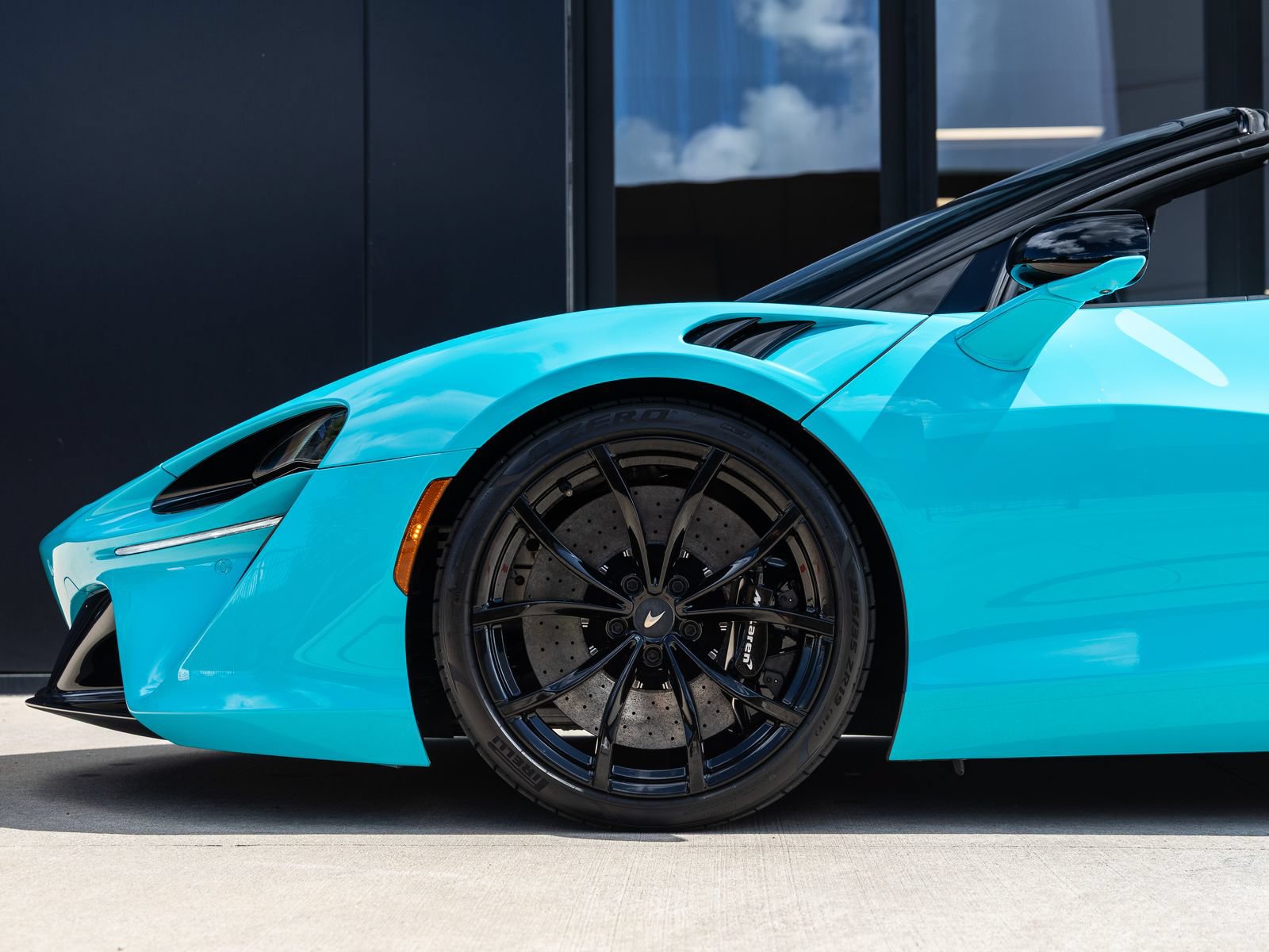 Used 2025 McLaren Artura Spider RWD image 12