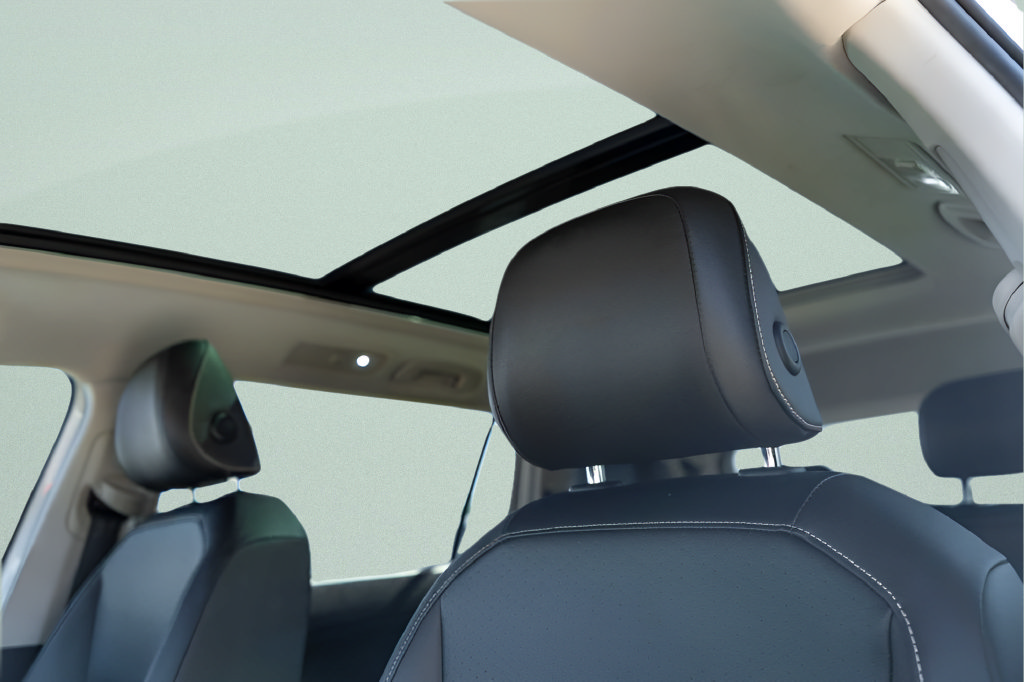 Used 2022 Volkswagen Tiguan SE w/ Panoramic Sunroof Package FWD image 17