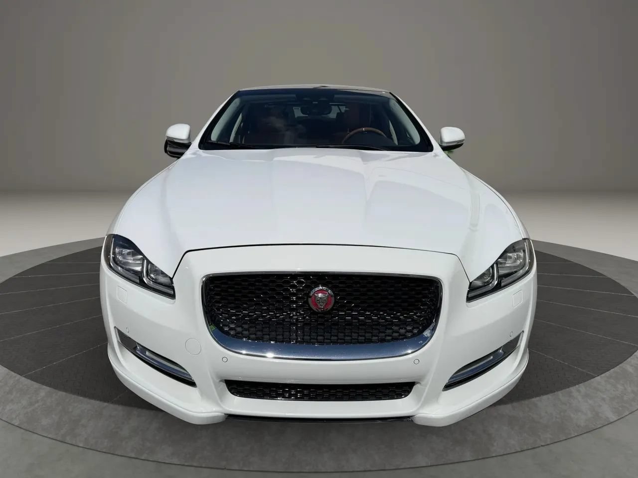 Used 2018 Jaguar XJ R-Sport RWD image 3